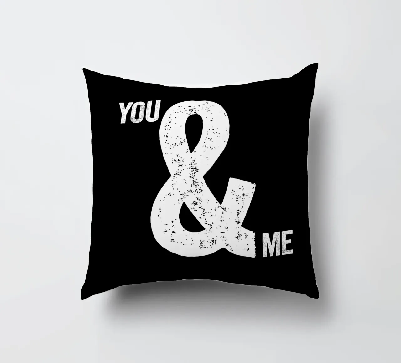Design tipografico You and Me Ampersand cuscino da THE MOTIVATED TYPE