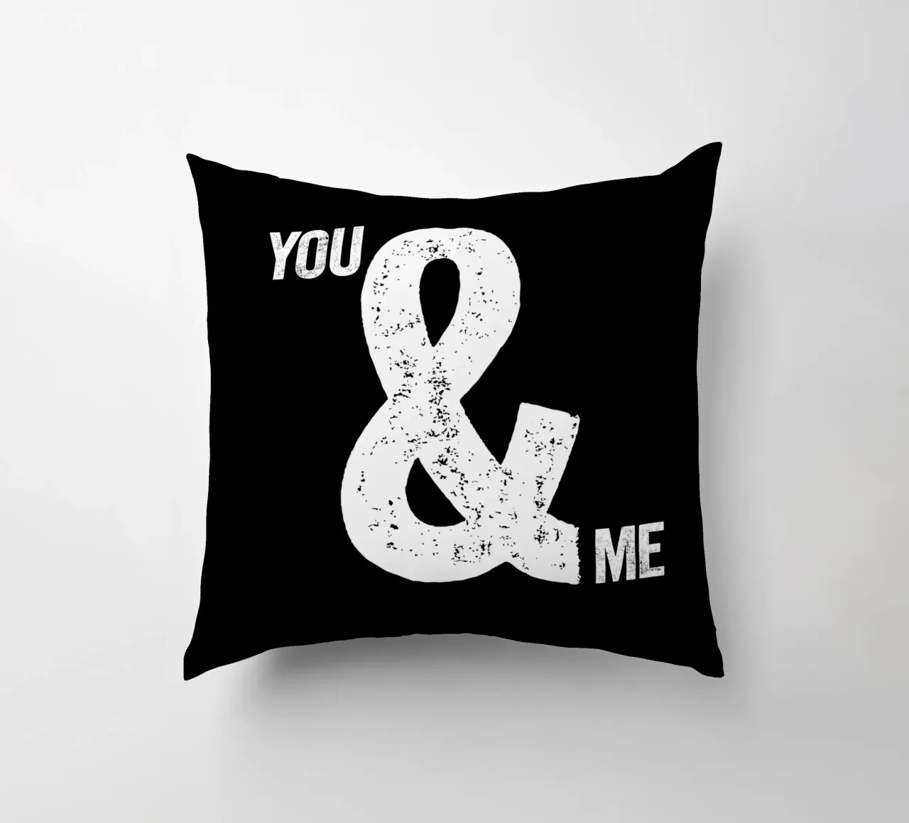 Design tipografico You and Me Ampersand cuscino da THE MOTIVATED TYPE