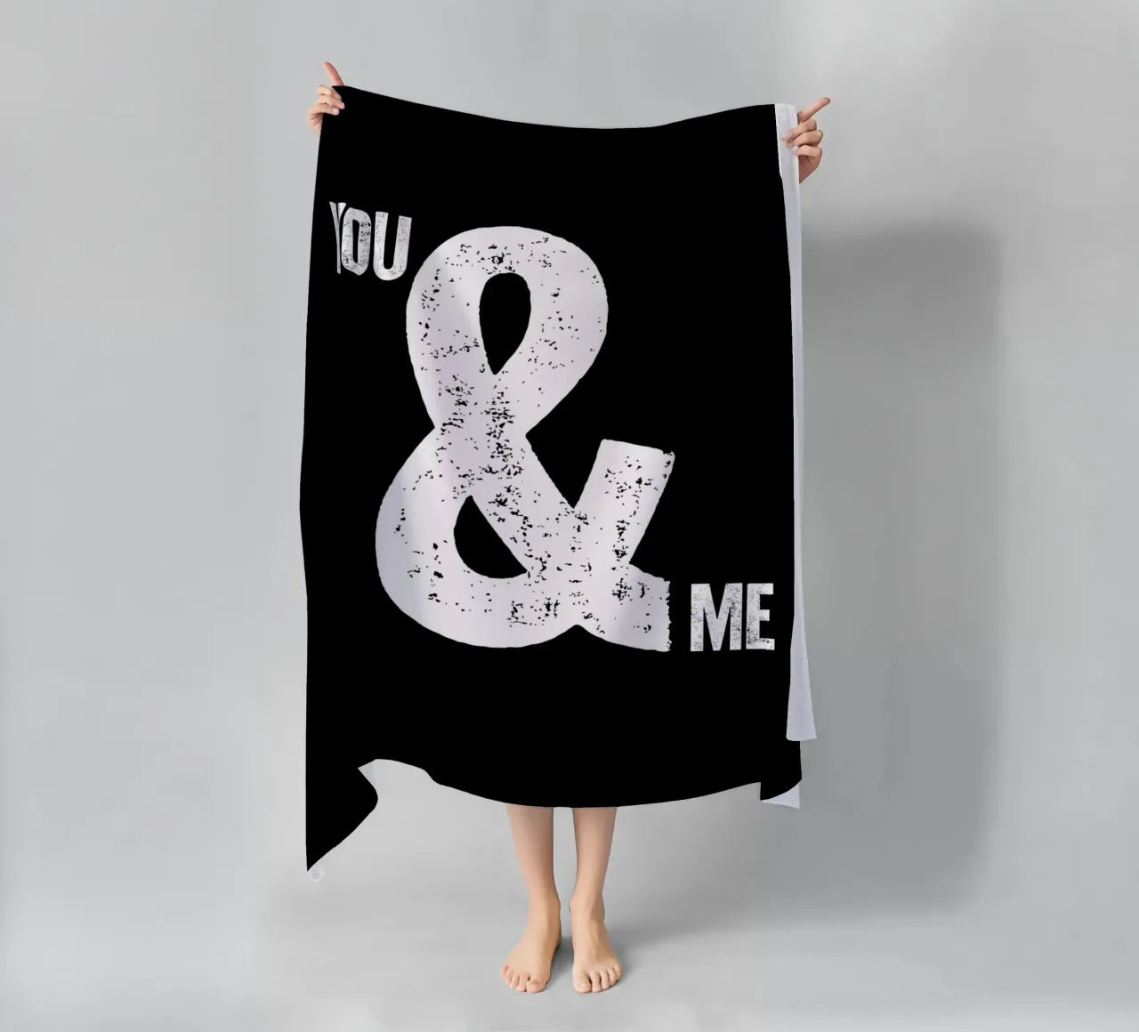 Design tipografico You and Me Ampersand telo mare da THE MOTIVATED TYPE