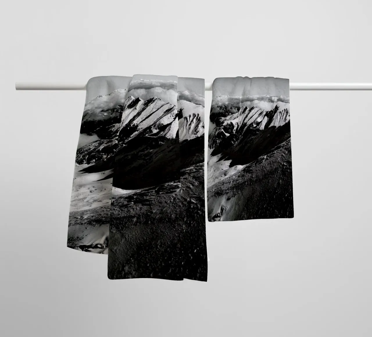 Mountains II asciugamano da bagno da Sebastian Hilgetag