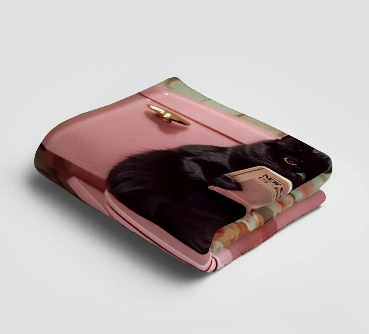 Katze liest Zeitung towel by NORDLICHT DESIGNS
