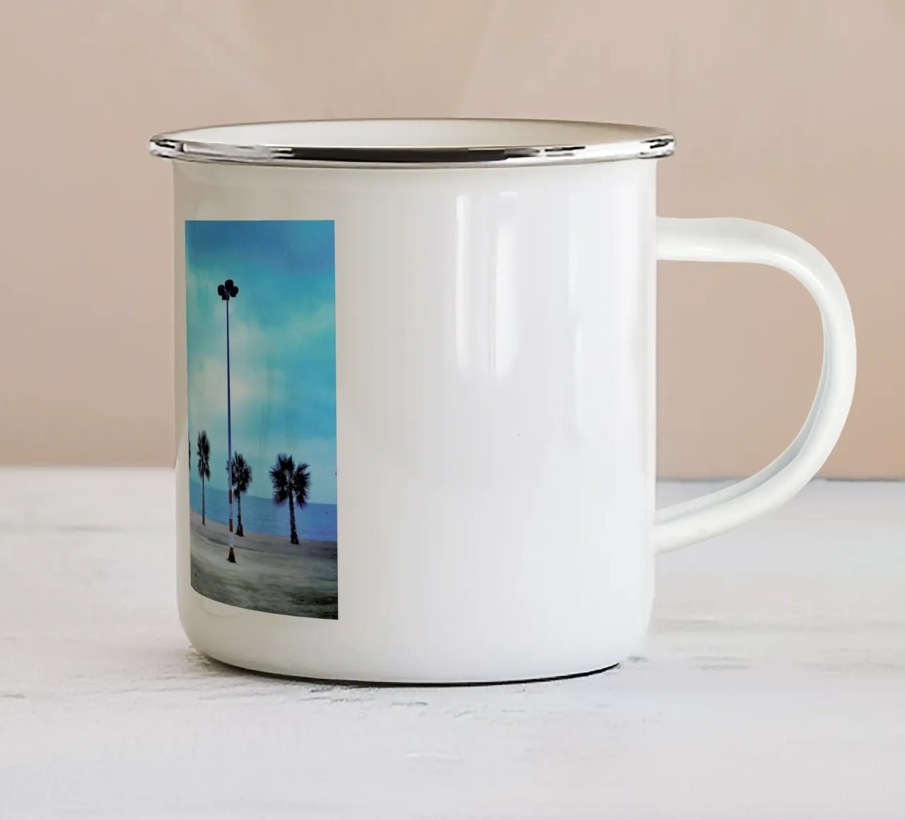 Costa Brava Beach tazza in smalto da Maria Sattrup