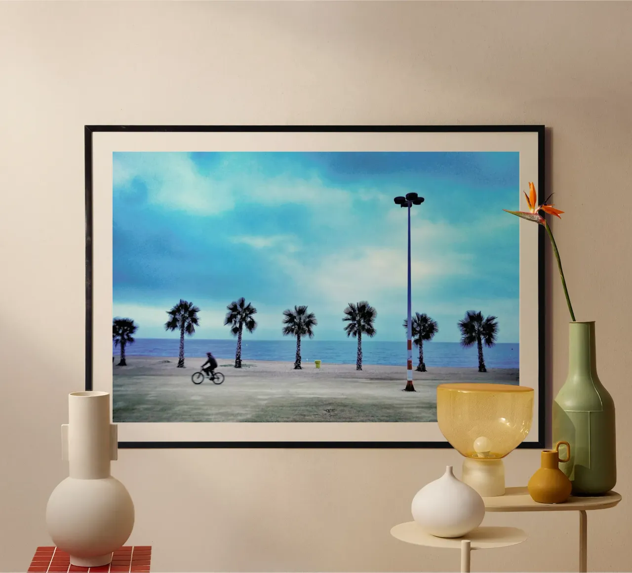 Costa Brava Beach poster con telaio in plastica da Maria Sattrup
