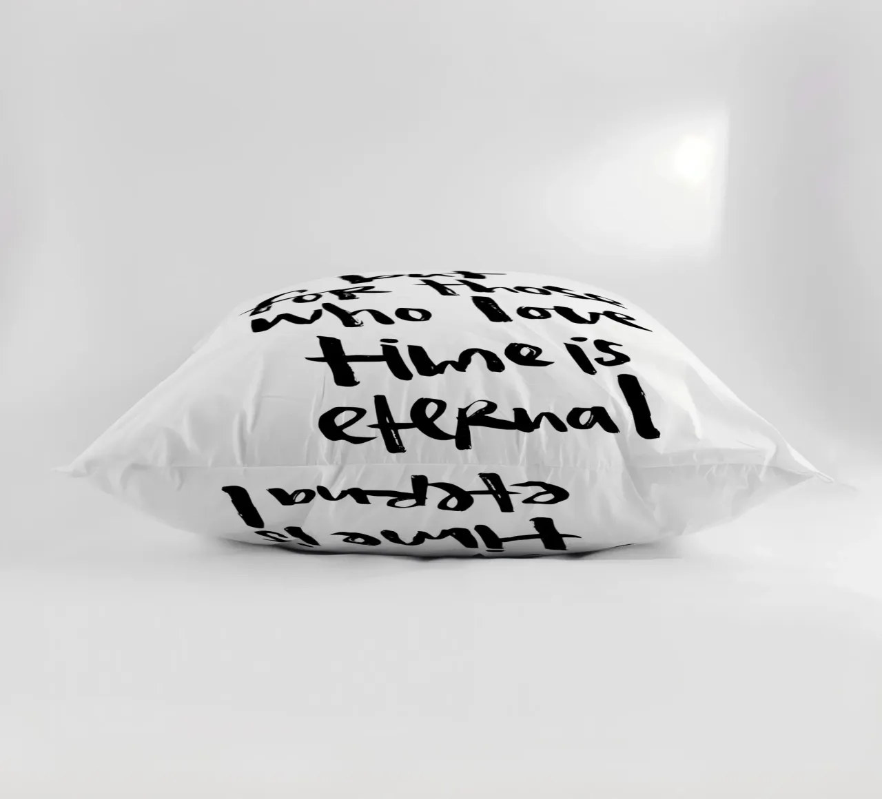 Time is eternal cuscino da Brushmeetspaper