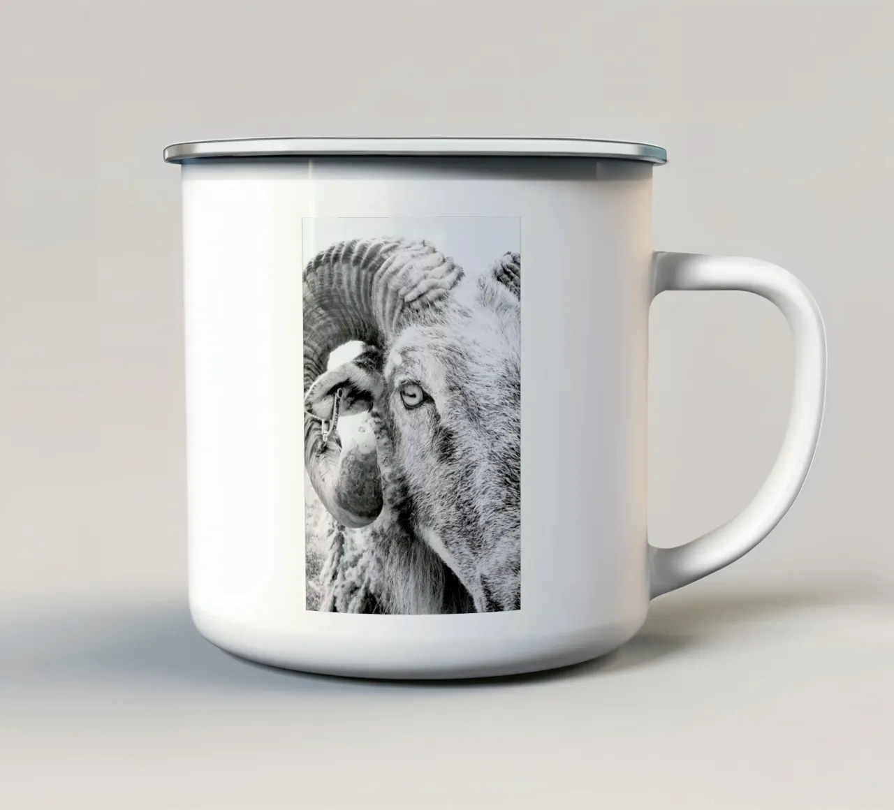 R.A.M. II tazza in smalto da Victoria Frost