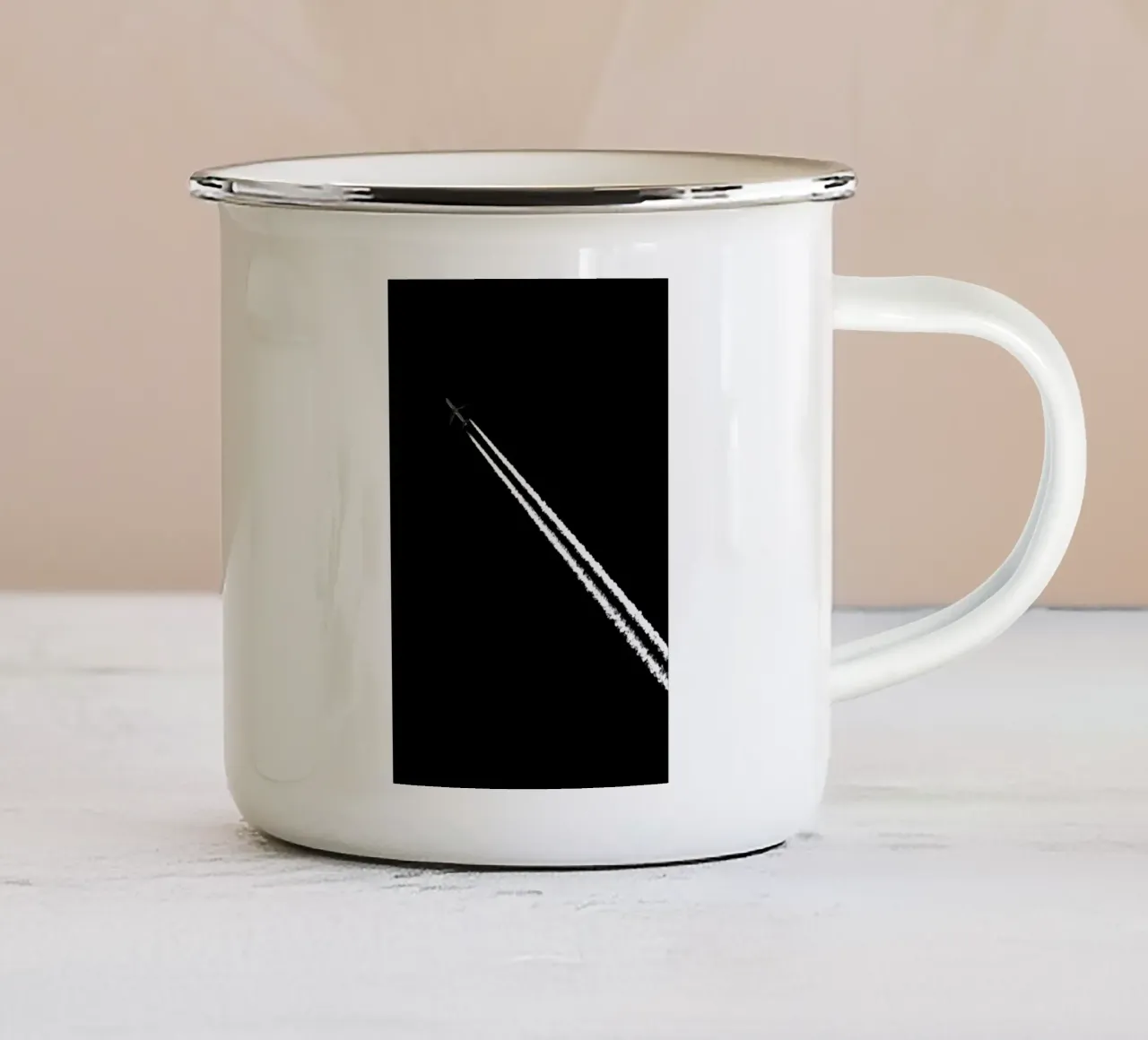 Black and White tazza in smalto da Tal Paz-Fridman