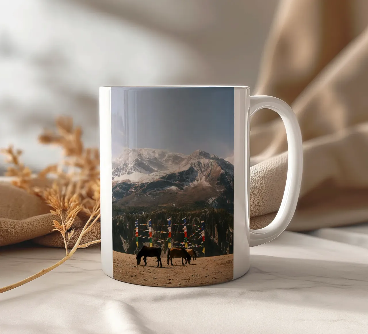 Horses and the Himalayas tazza in ceramica da FujiPrints