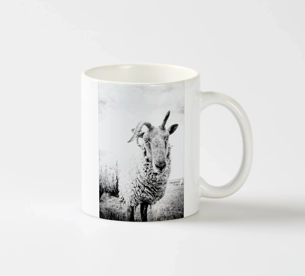 Sheep II tazza in ceramica da Victoria Frost