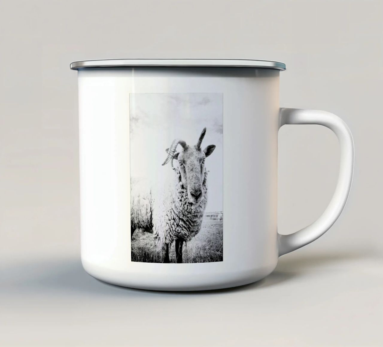 Sheep II tazza in smalto da Victoria Frost