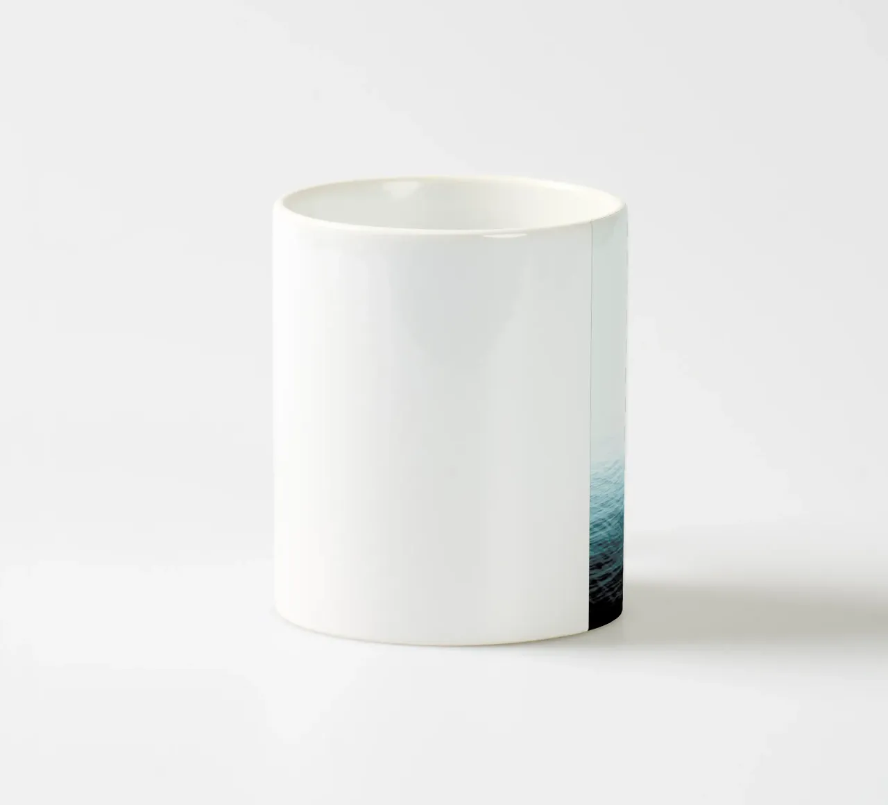 Vast Blue Ocean tazza in ceramica da Victoria Frost