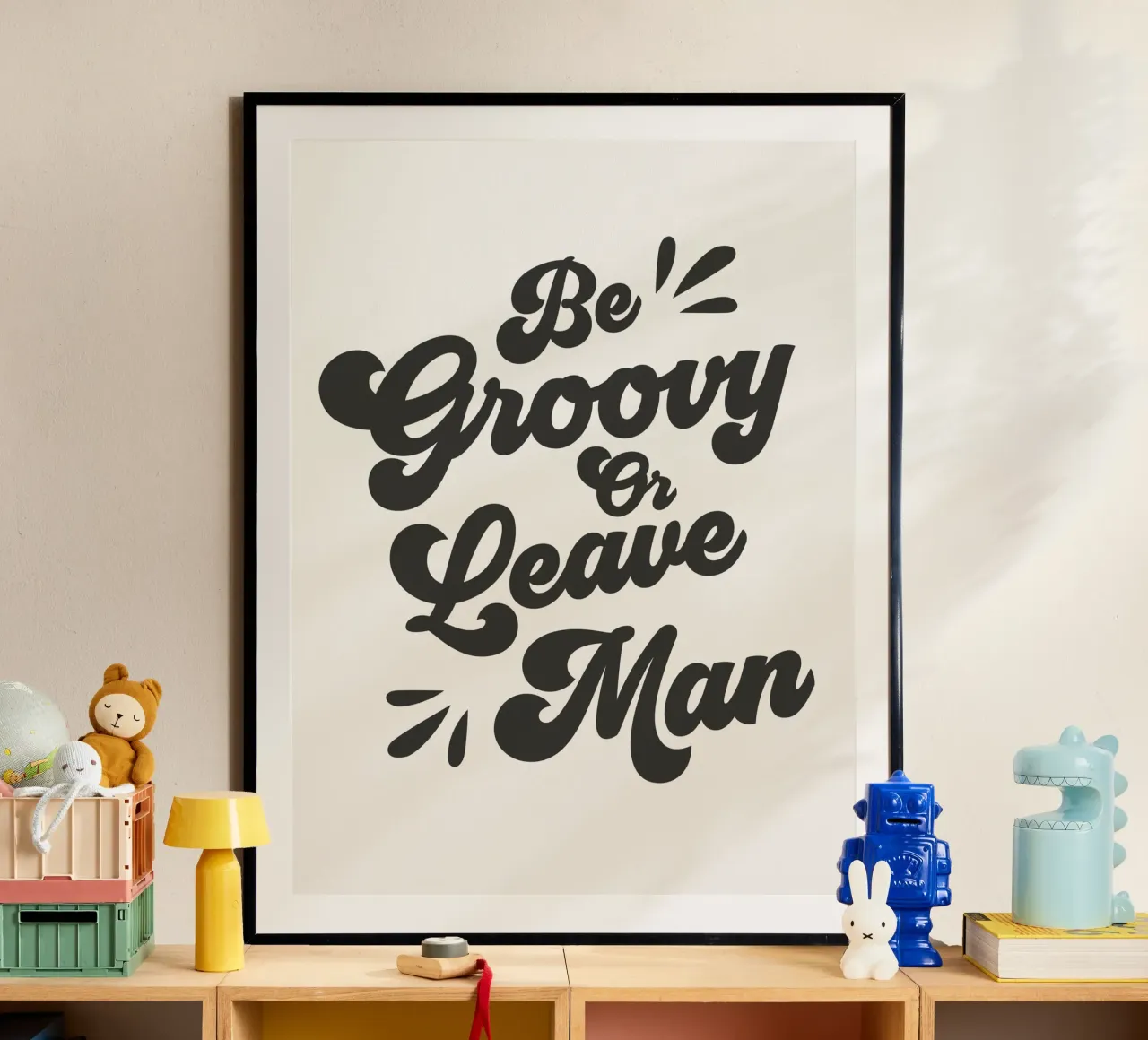 Be Groovy Or Leave Quote (tono bianco sporco) poster da Paigaam Studio
