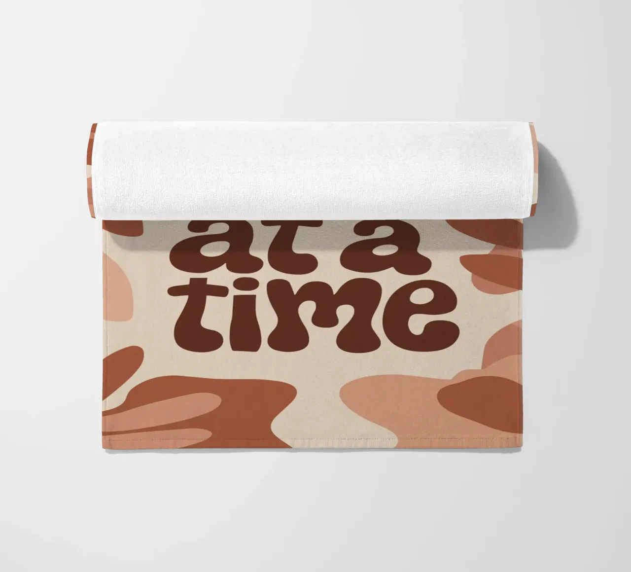 One Day at a Time – Boho Pastel Motivational Design telo mare da Soleil Basque