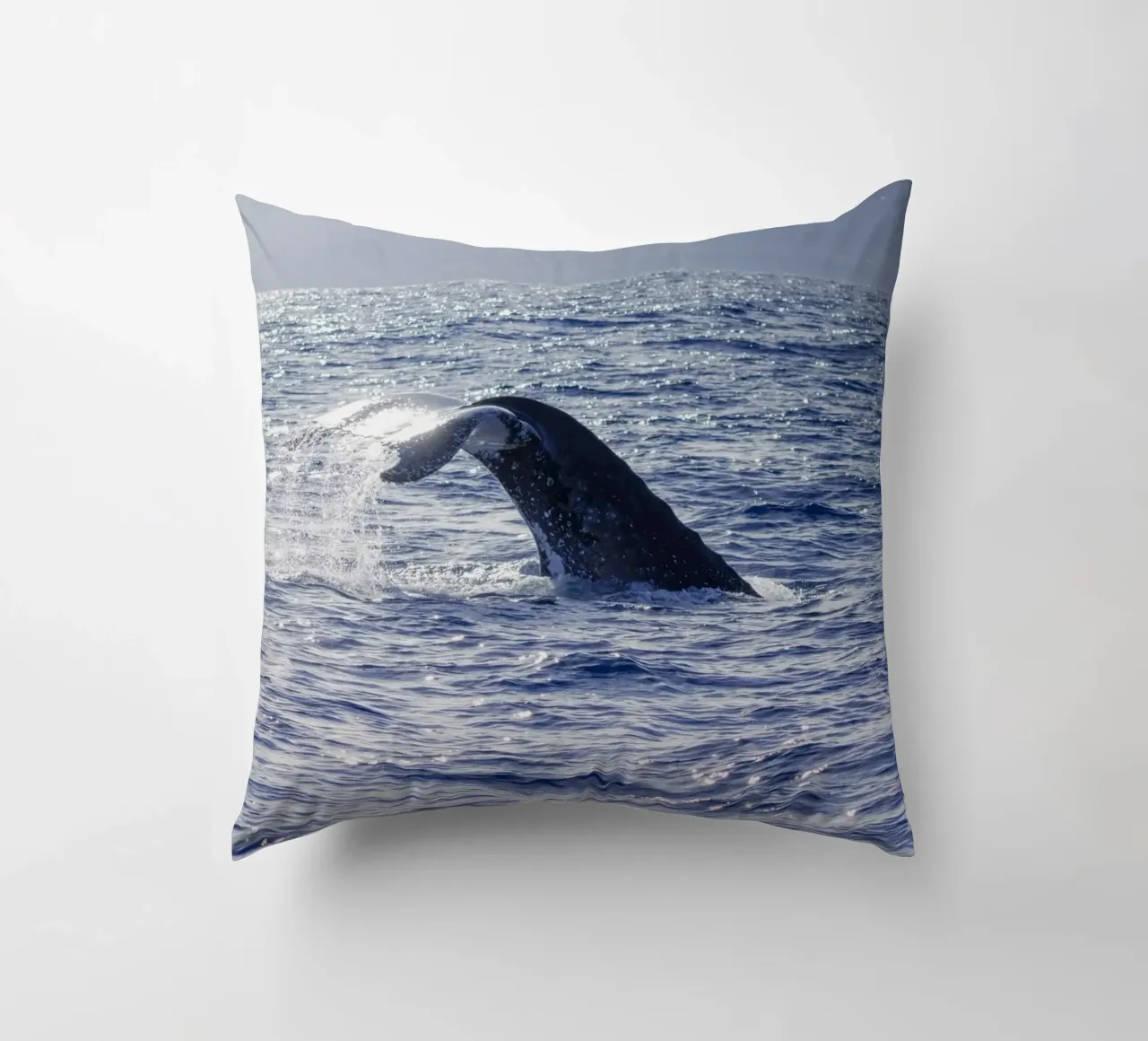 L'immersione delle balene 1 cuscino da Léa Lefebvre Photography
