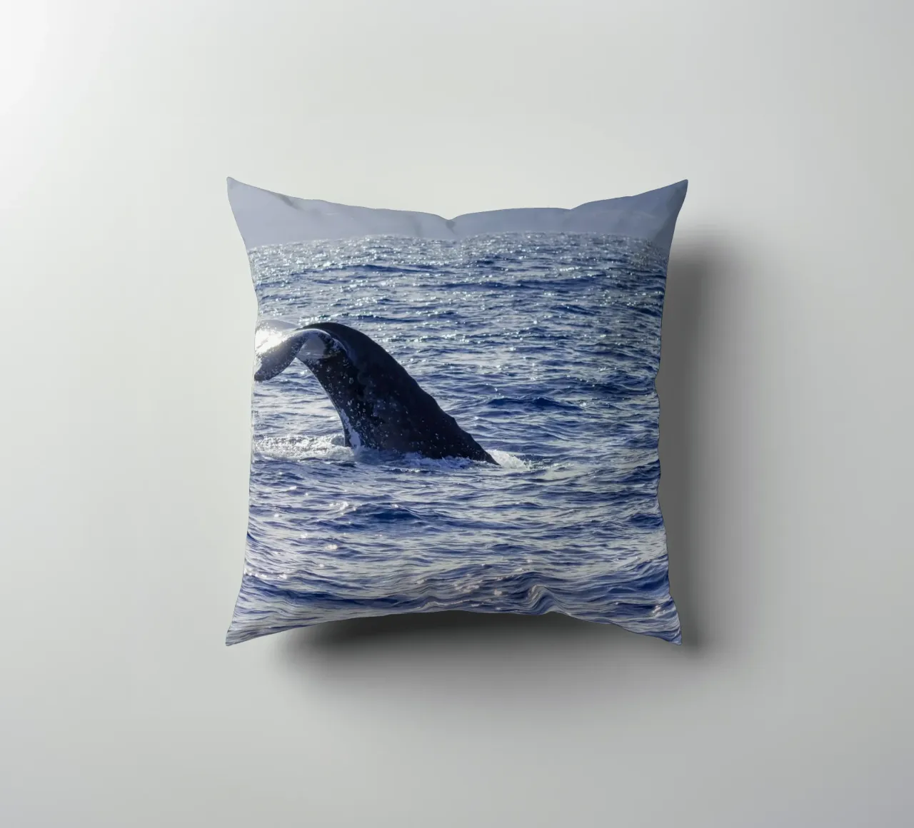 L'immersione delle balene 1 cuscino da Léa Lefebvre Photography