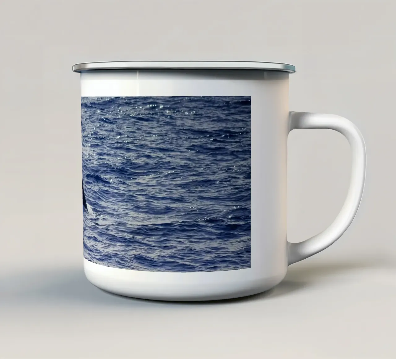 L'immersione delle balene 1 tazza in smalto da Léa Lefebvre Photography