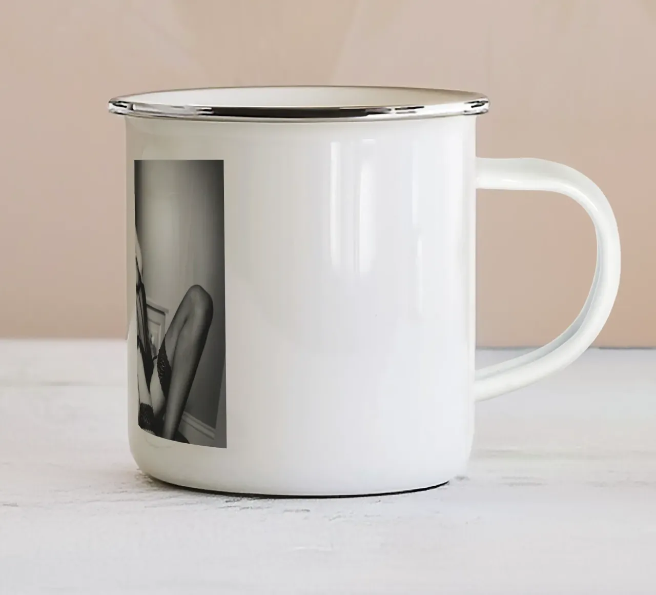 Ragazza alla sua toeletta tazza in smalto da Dave Hare Photography