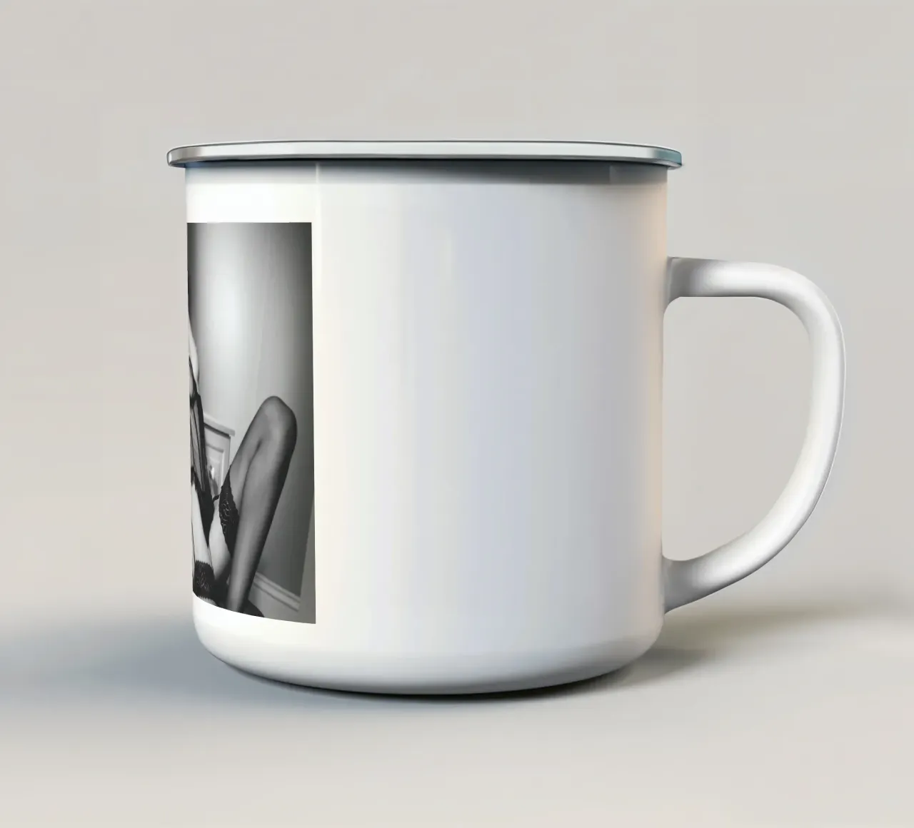 Ragazza alla sua toeletta tazza in smalto da Dave Hare Photography