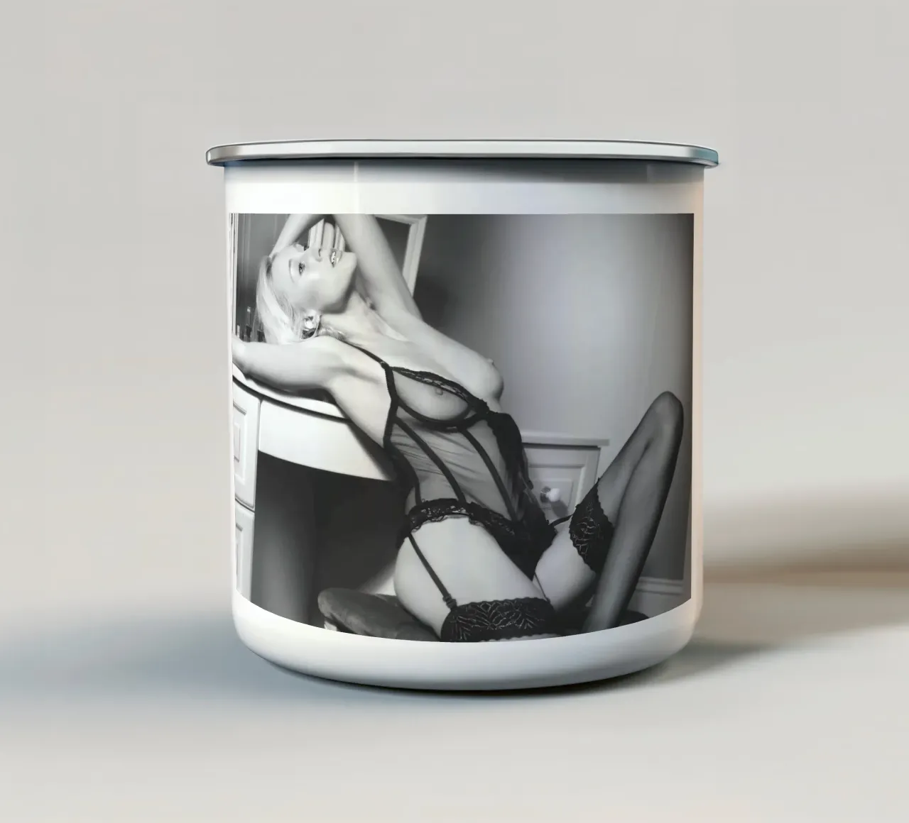 Ragazza alla sua toeletta tazza in smalto da Dave Hare Photography
