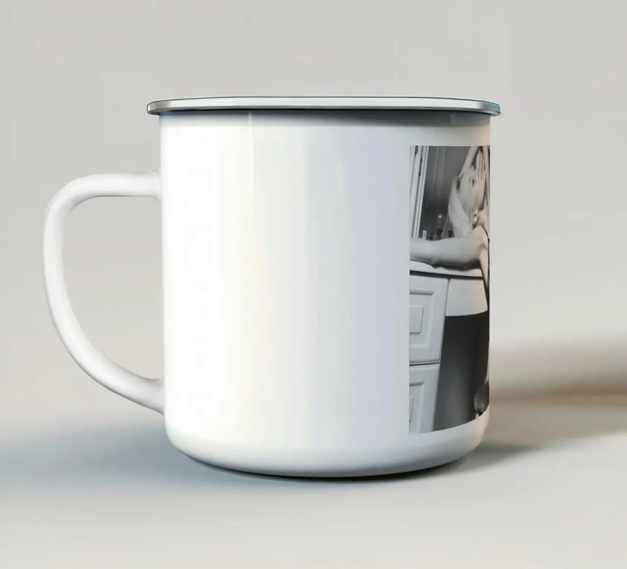 Ragazza alla sua toeletta tazza in smalto da Dave Hare Photography