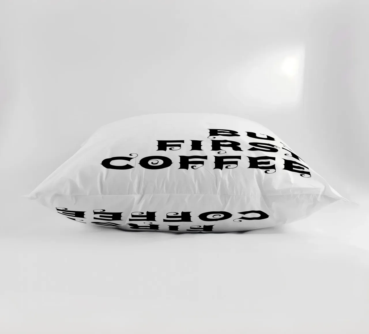 Ma prima il caffè cuscino da YV TYPOGRAPHY