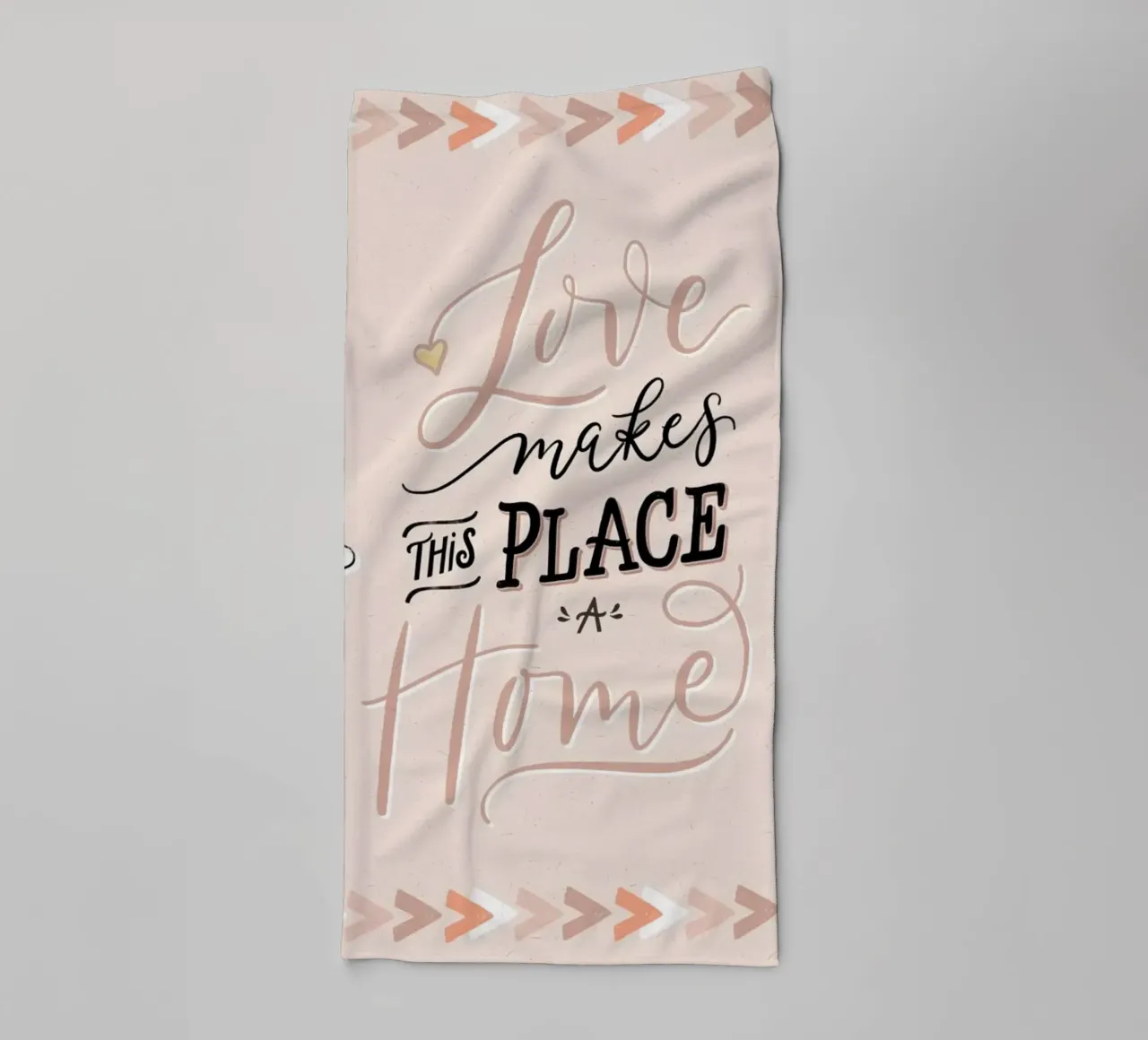 L'amore rende questo posto una casa. Zitat. Scrittura a mano. asciugamano da bagno da CalliLetters