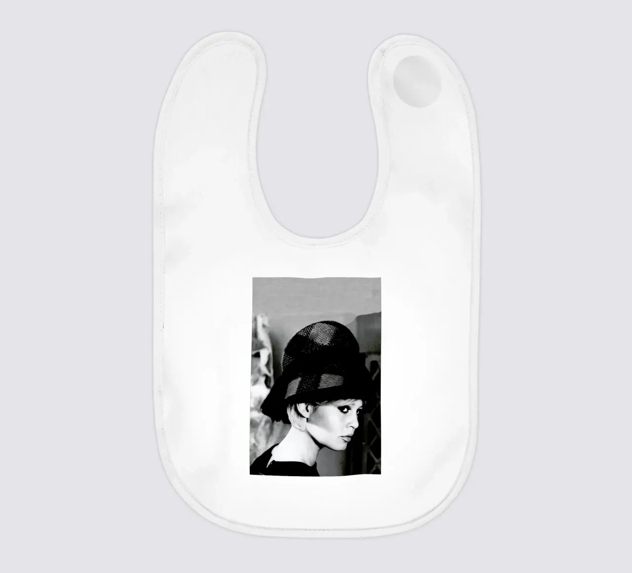 Brigitte Bardot with Hat bavaglino da Gallery Print and Art Limited
