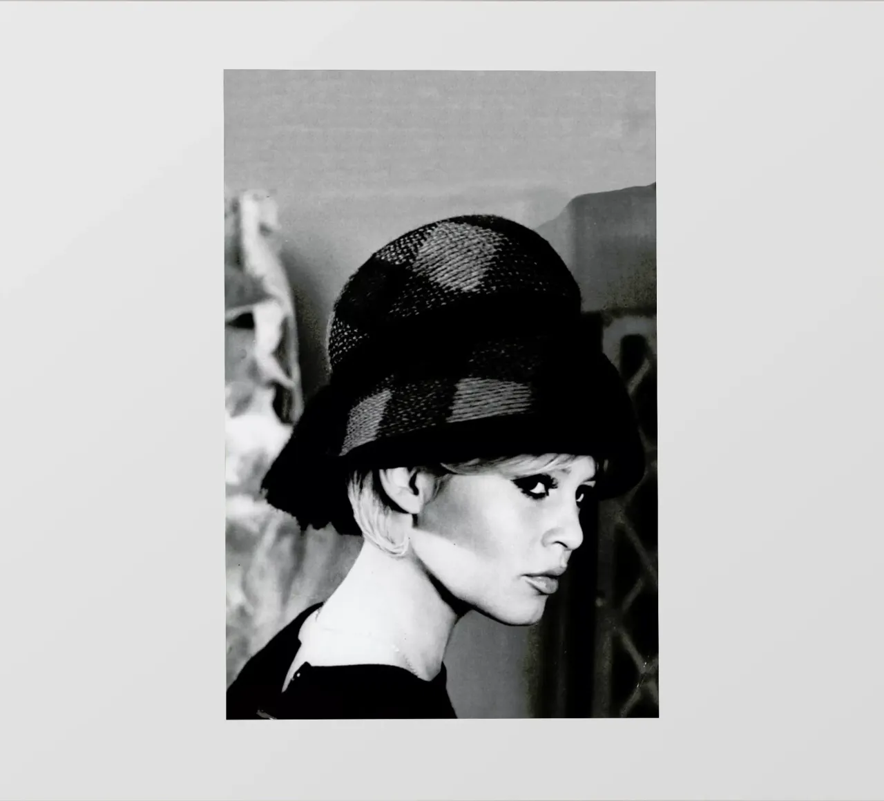 Brigitte Bardot with Hat telo in pvc da Gallery Print and Art Limited