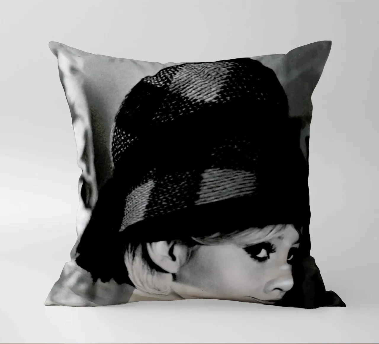 Brigitte Bardot with Hat cuscino da Gallery Print and Art Limited