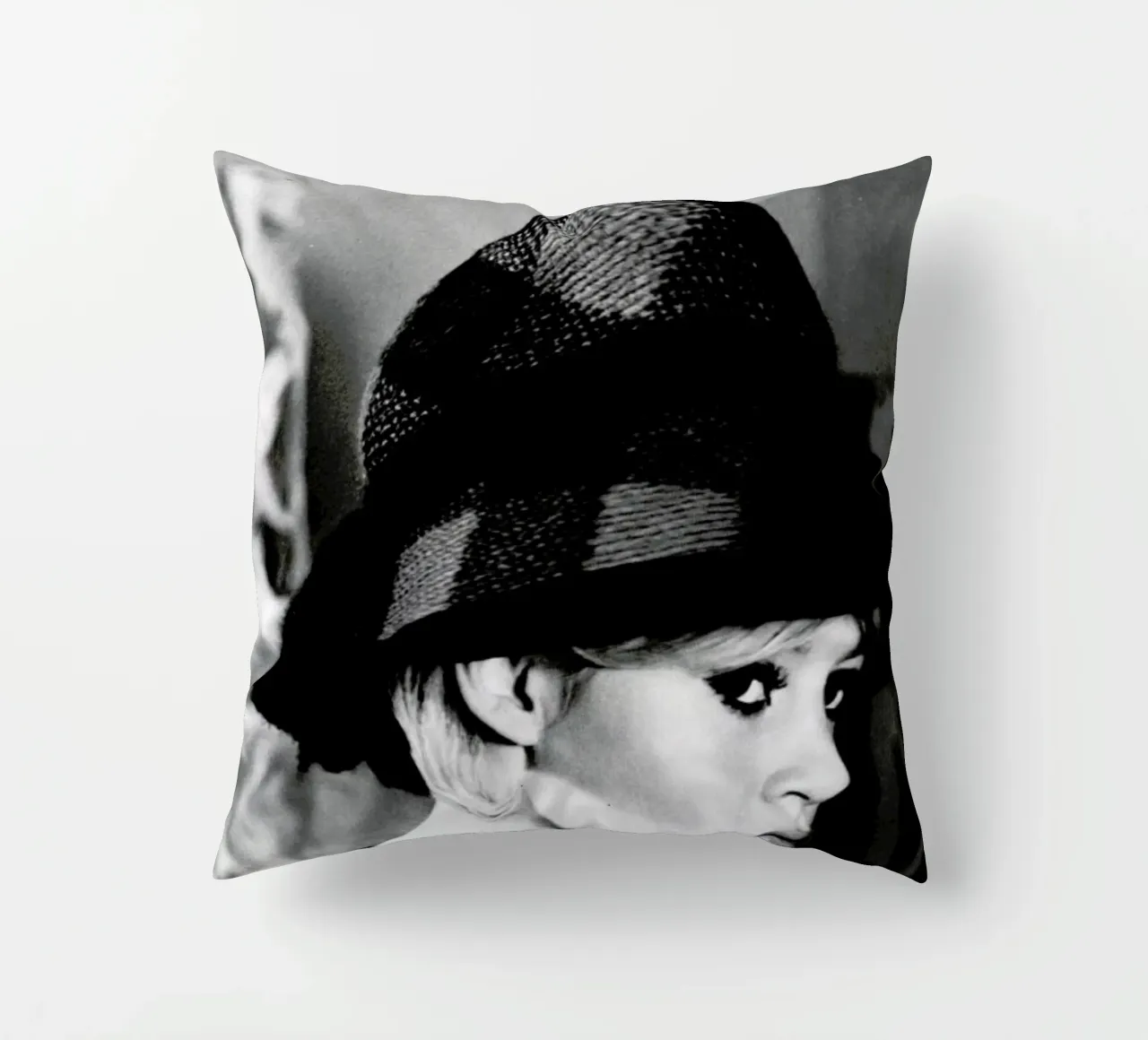 Brigitte Bardot with Hat cuscino da Gallery Print and Art Limited