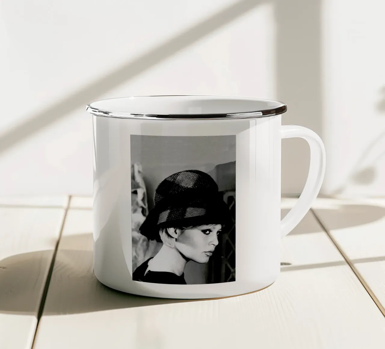Brigitte Bardot with Hat tazza in smalto da Gallery Print and Art Limited