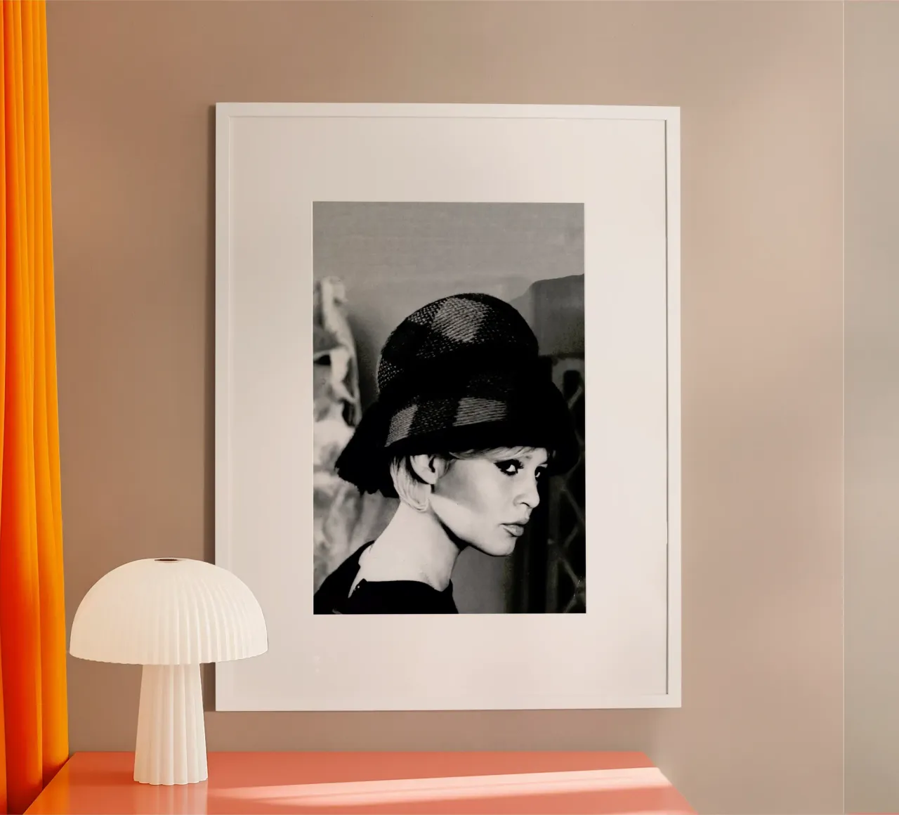 Brigitte Bardot with Hat poster con telaio in plastica da Gallery Print and Art Limited