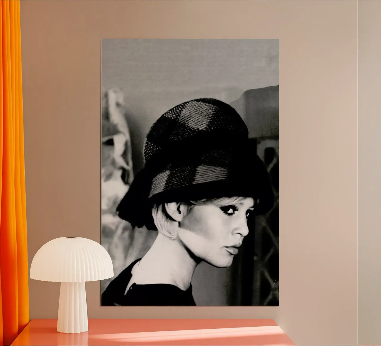 Brigitte Bardot with Hat poster con telaio in plastica da Gallery Print and Art Limited