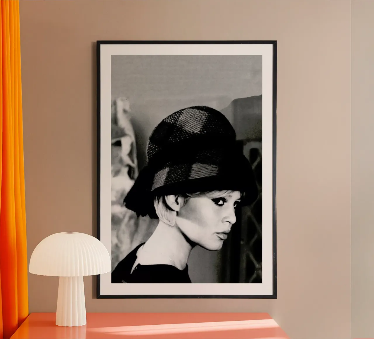 Brigitte Bardot with Hat poster con telaio in plastica da Gallery Print and Art Limited