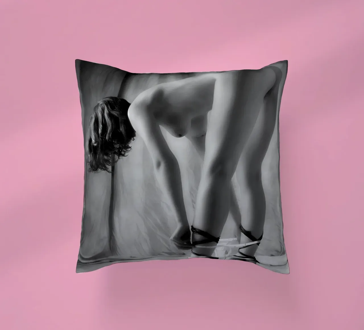 Kristin Undressing cuscino da Dave Hare Photography