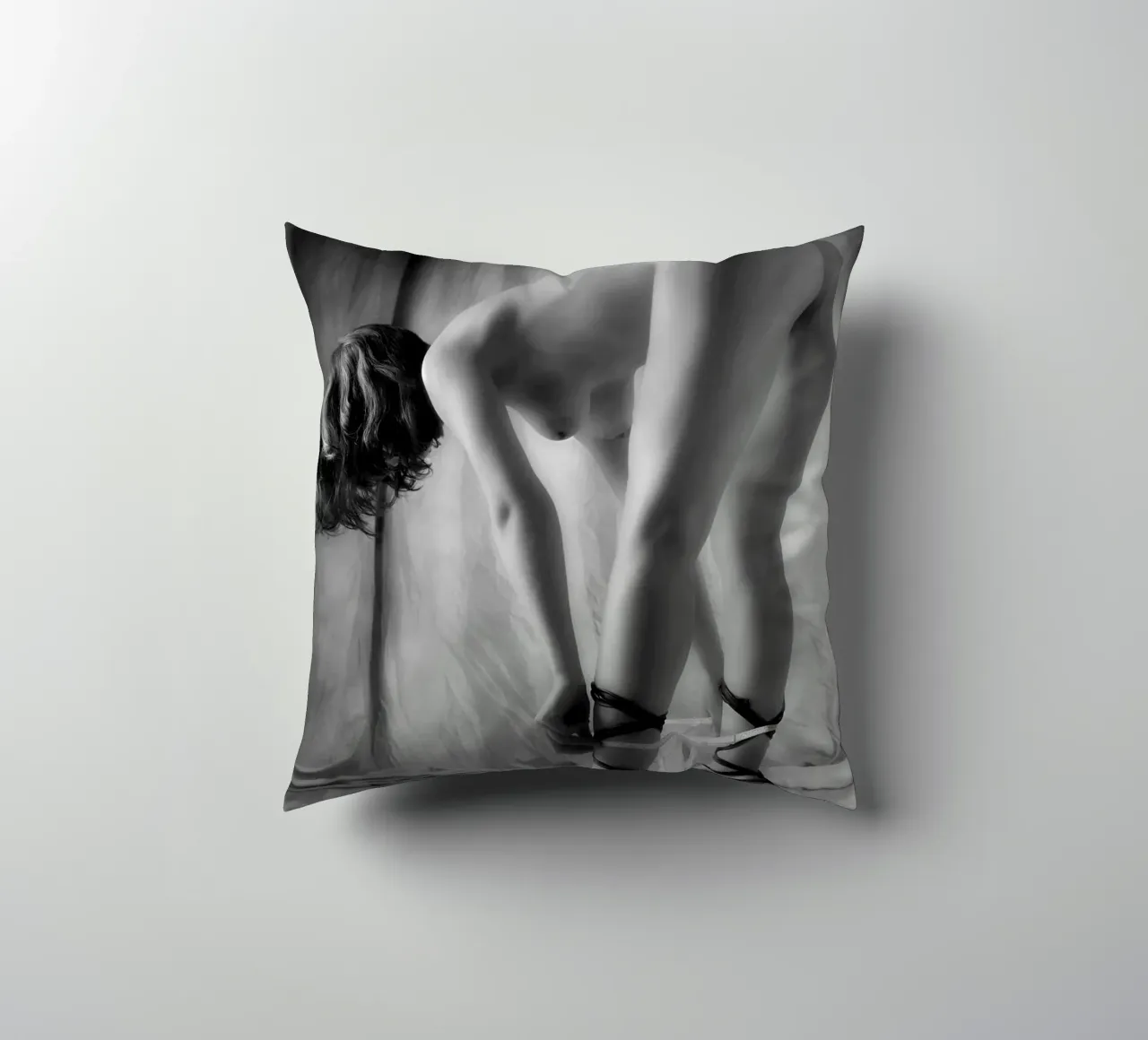 Kristin Undressing cuscino da Dave Hare Photography