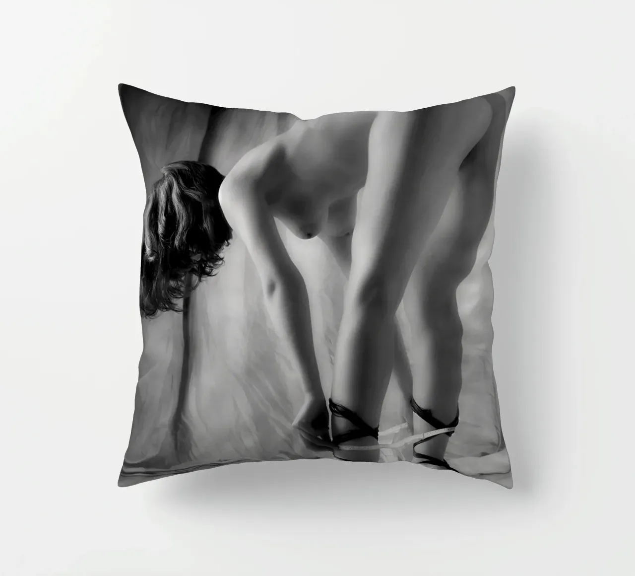Kristin Undressing cuscino da Dave Hare Photography
