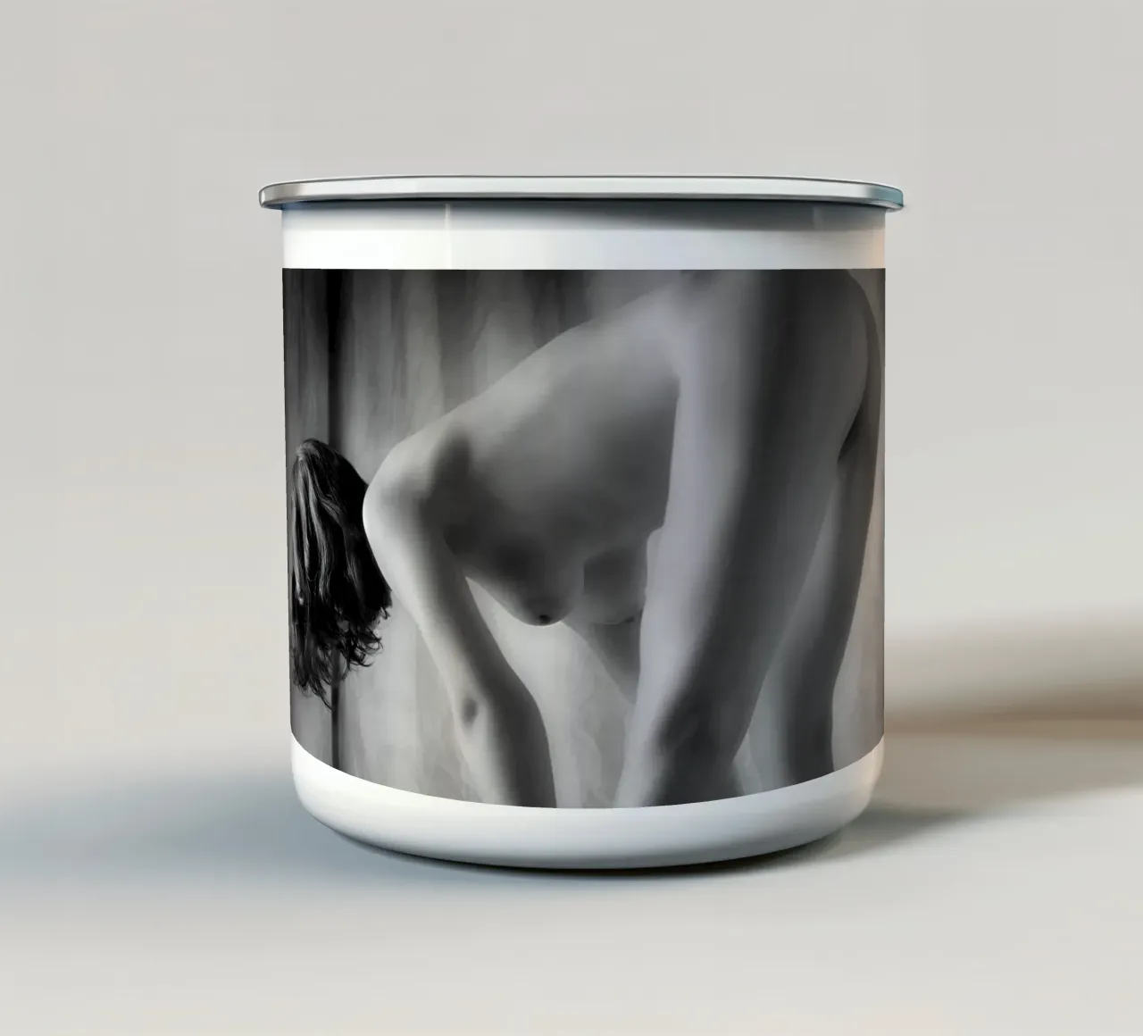 Kristin Undressing tazza in smalto da Dave Hare Photography