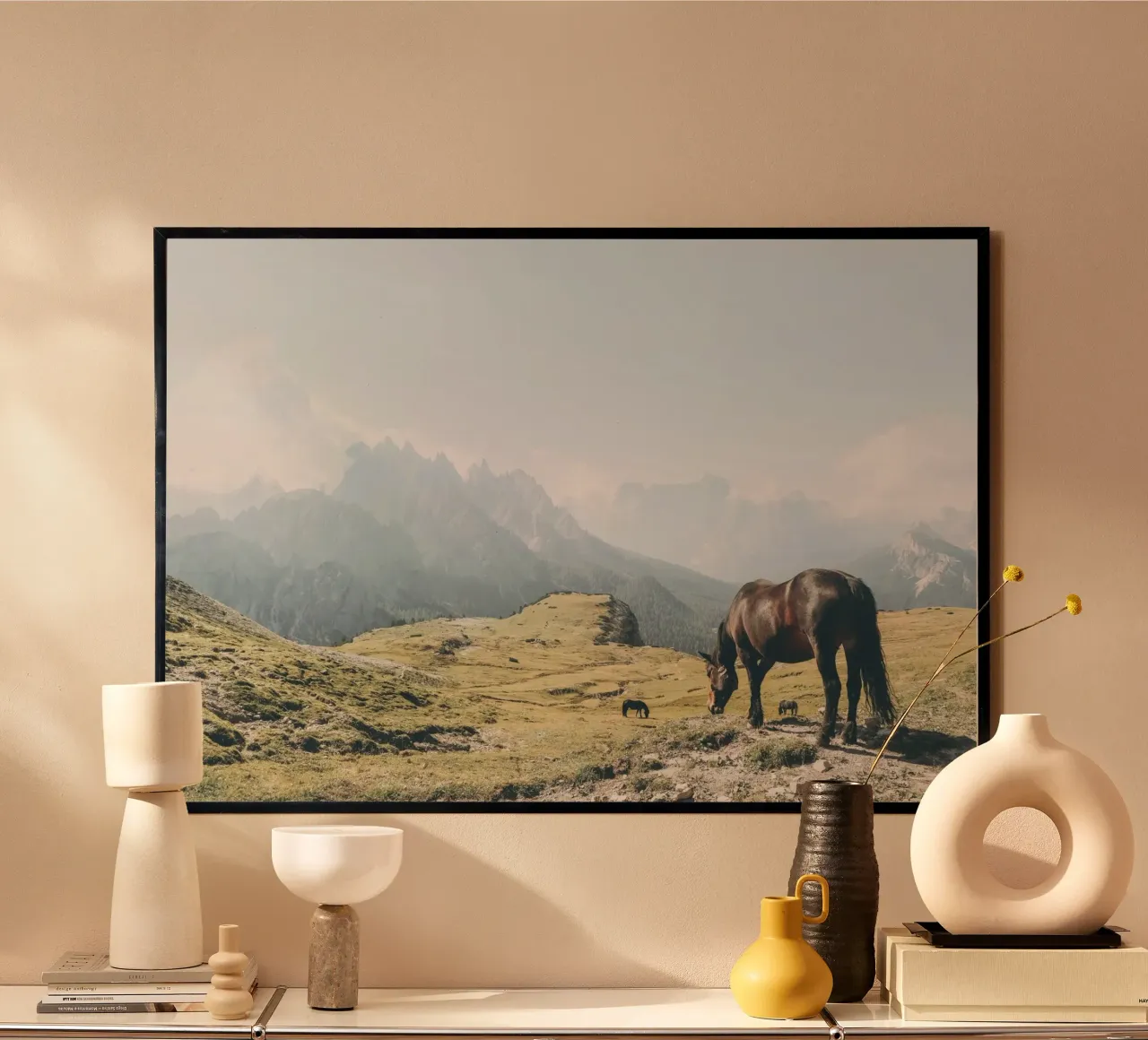 Dolomiten, Italien I Wildpferd in freier Wildbahn in Tre Cime Poster von Julie Travel Photography