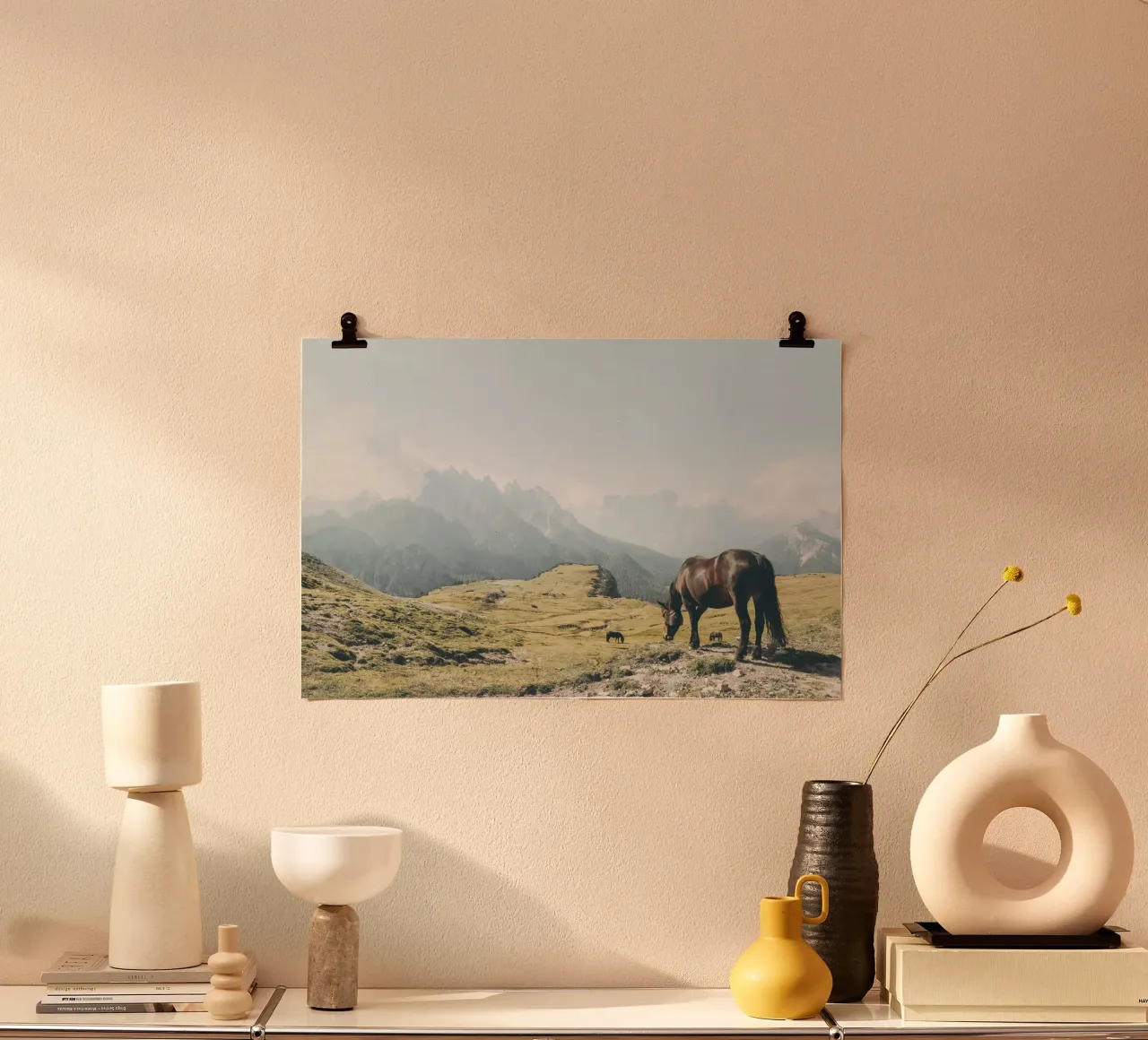 Dolomiten, Italien I Wildpferd in freier Wildbahn in Tre Cime Poster von Julie Travel Photography