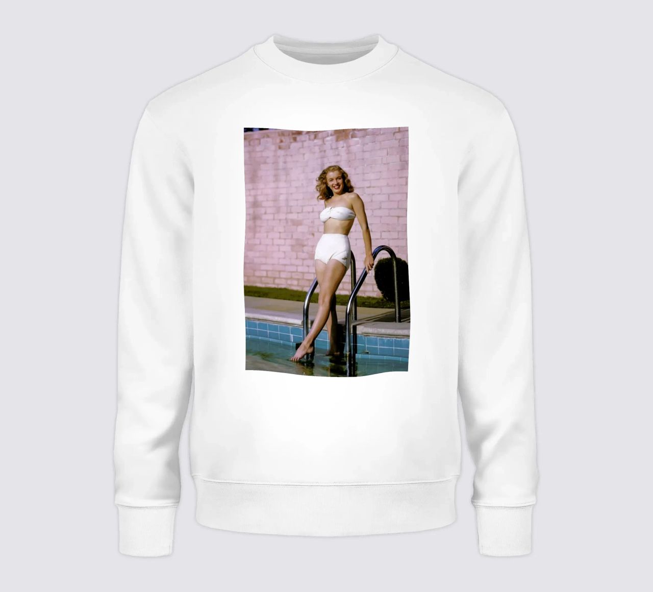 Young Marilyn Monroe Poolside II sudadera de Gallery Print and Art Limited