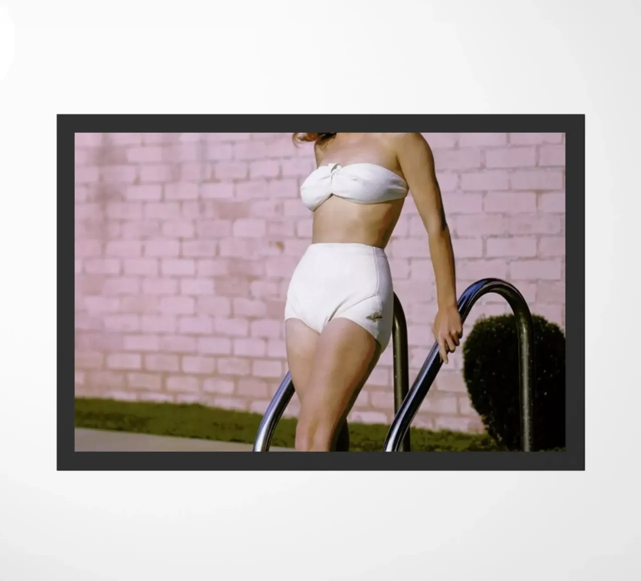 Young Marilyn Monroe Poolside II zerbino da Gallery Print and Art Limited