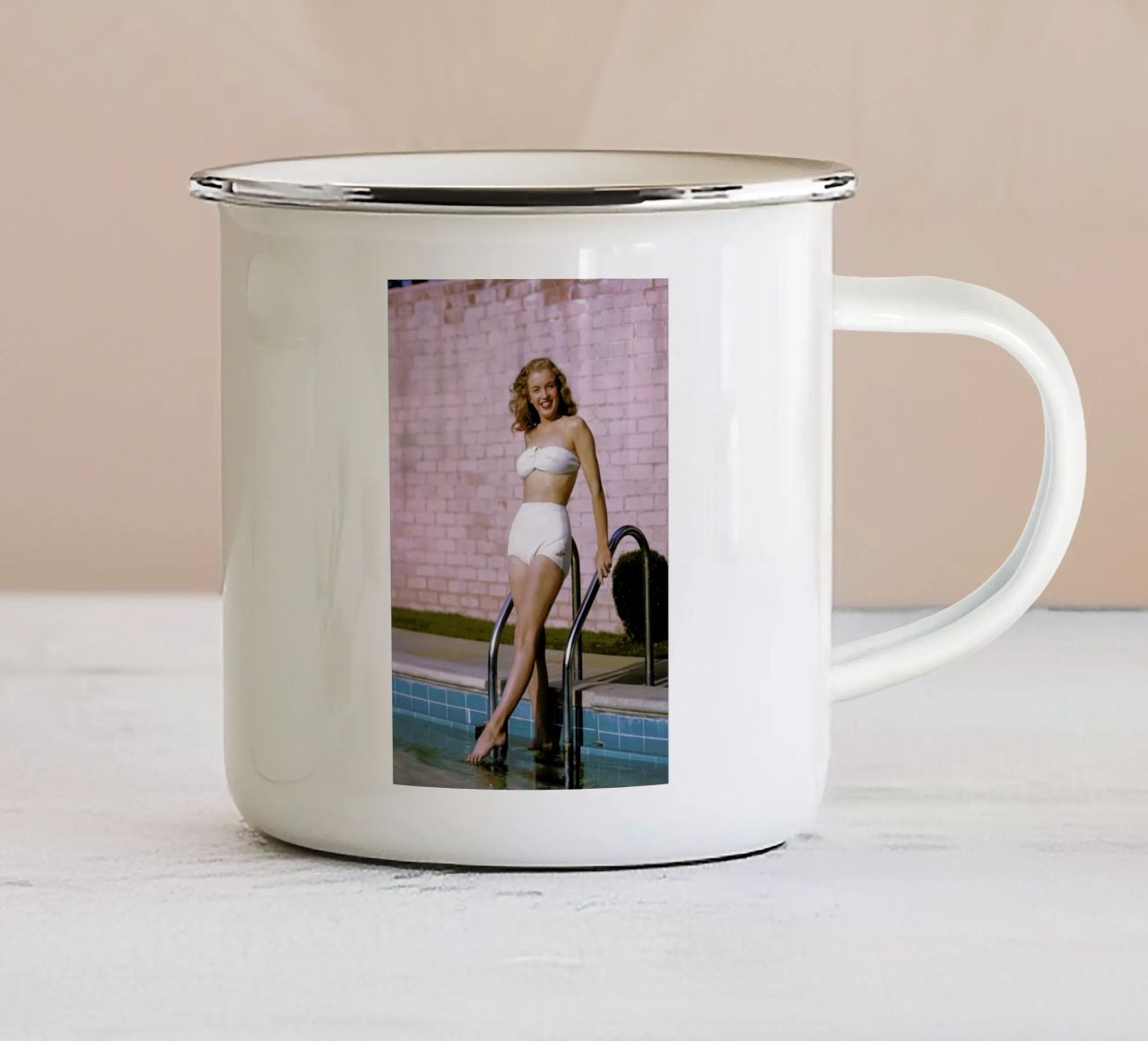 Young Marilyn Monroe Poolside II tazza in smalto da Gallery Print and Art Limited
