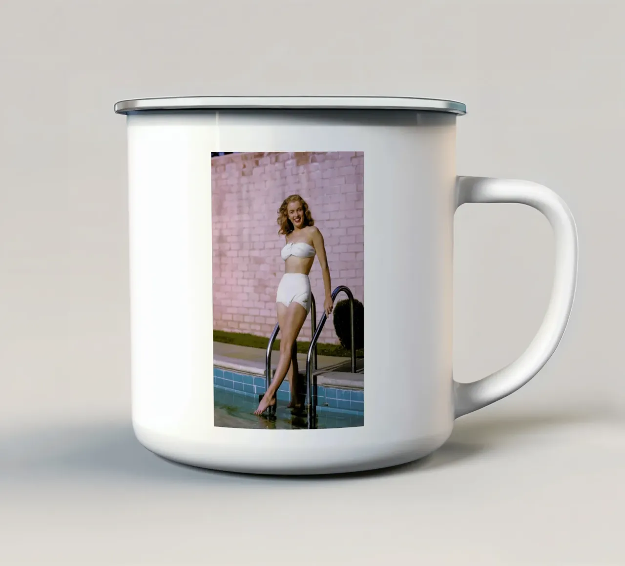 Young Marilyn Monroe Poolside II tazza in smalto da Gallery Print and Art Limited