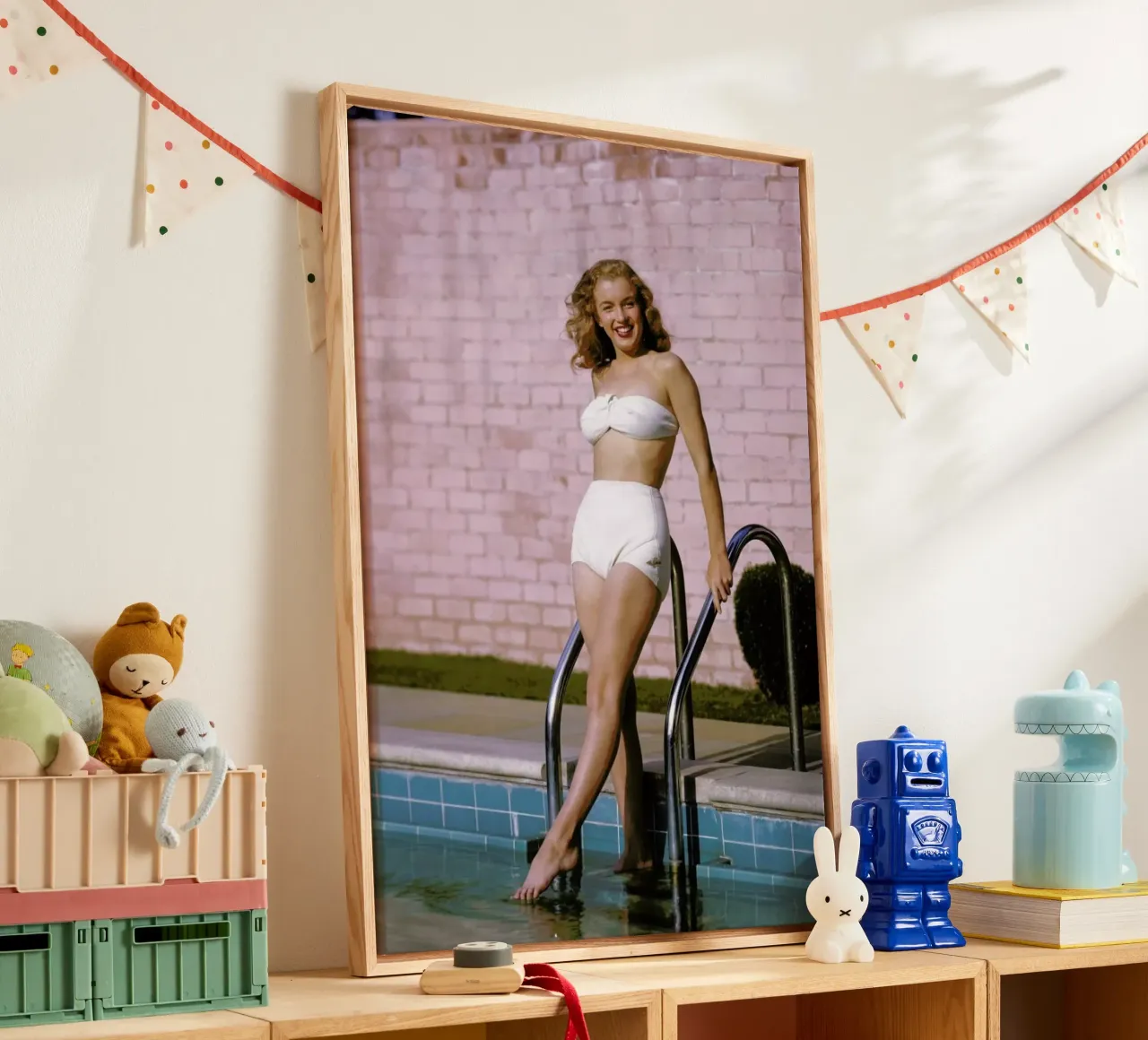 Young Marilyn Monroe Poolside II tela con Cornice a cassetta da Gallery Print and Art Limited
