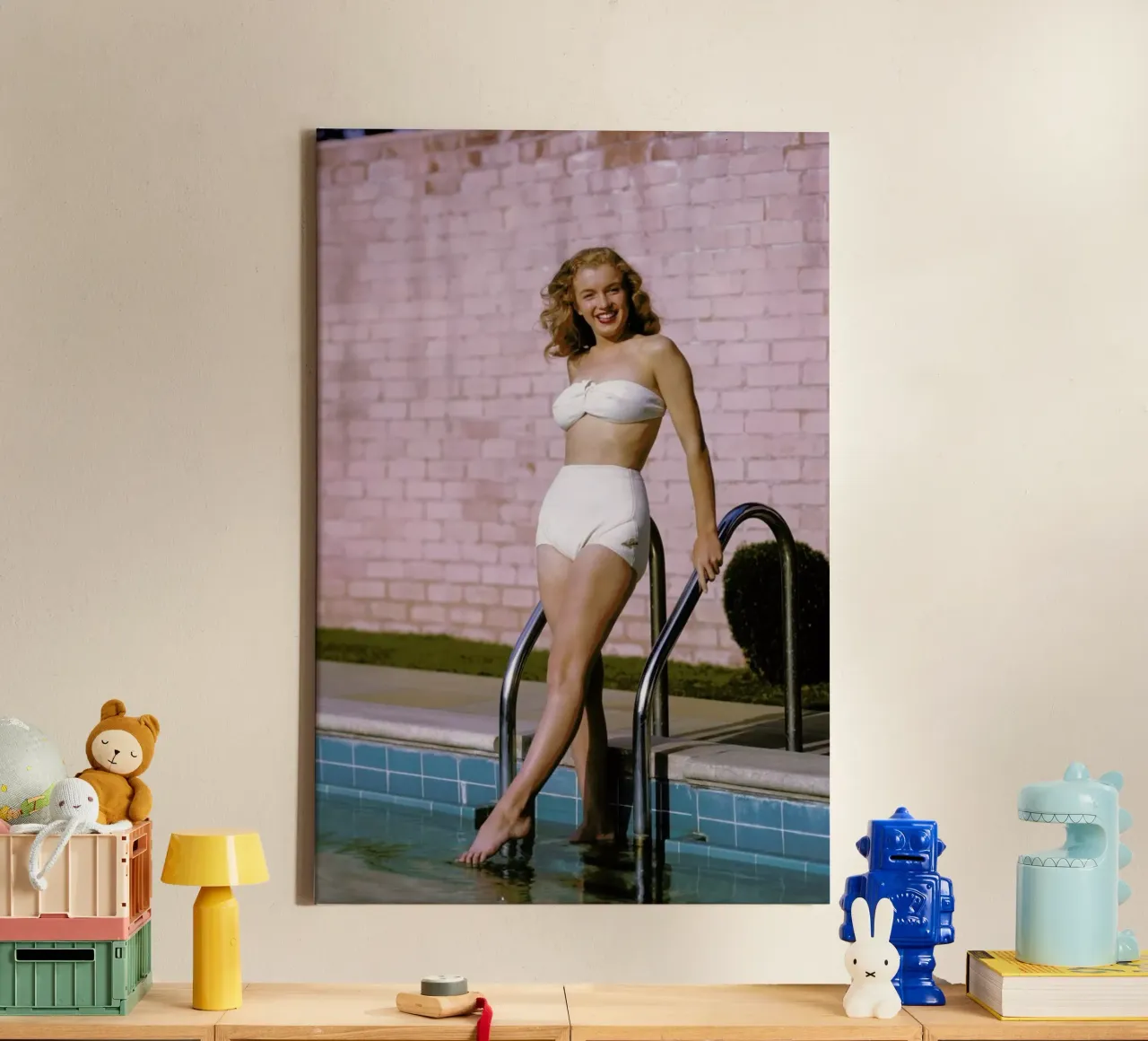 Young Marilyn Monroe Poolside II tela con Cornice a cassetta da Gallery Print and Art Limited