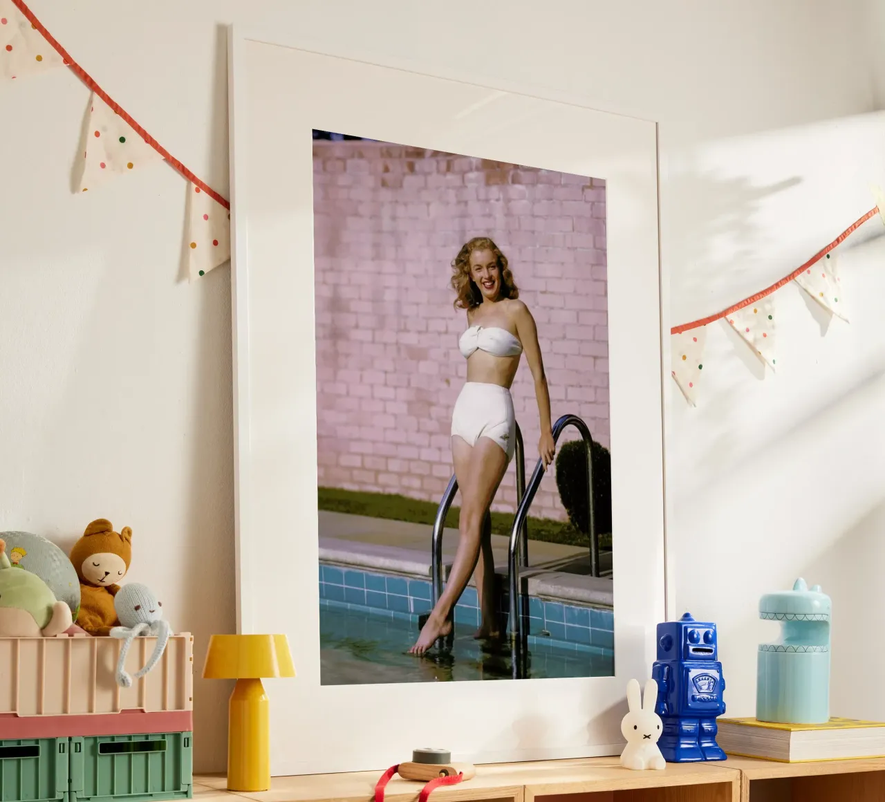 Young Marilyn Monroe Poolside II Hahnemühle von Gallery Print and Art Limited