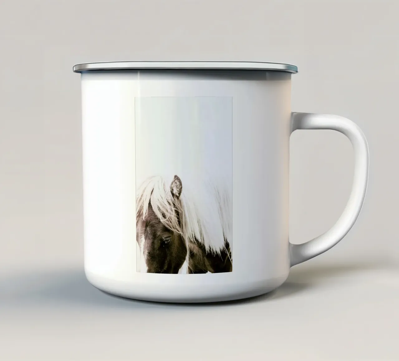 Horse II tazza in smalto da Victoria Frost