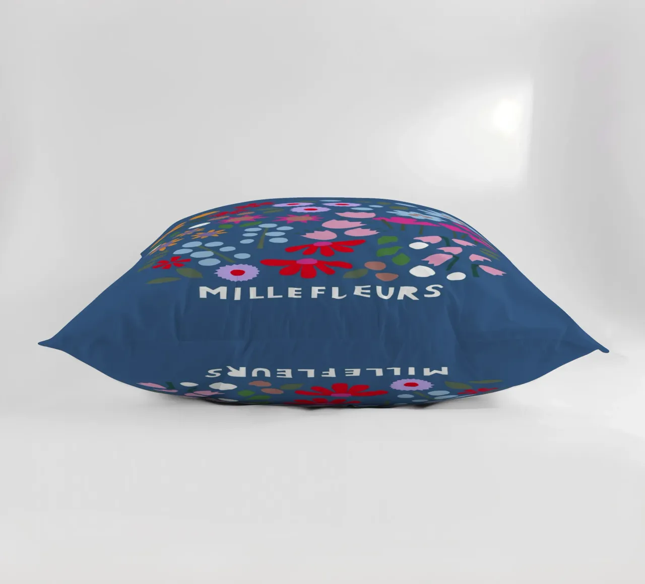 Millefleur dunkelblau cuscino da Iris Knabenschuh Design