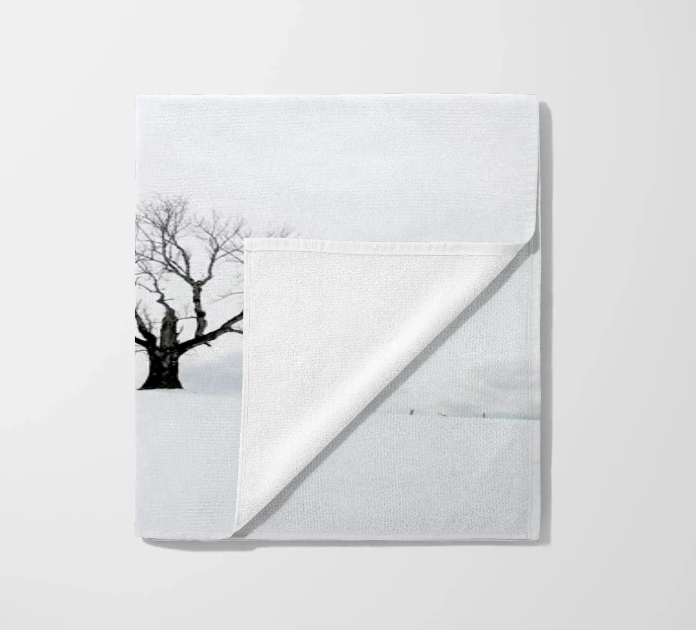 Winter Tree strandhanddoek van XOXO Arte