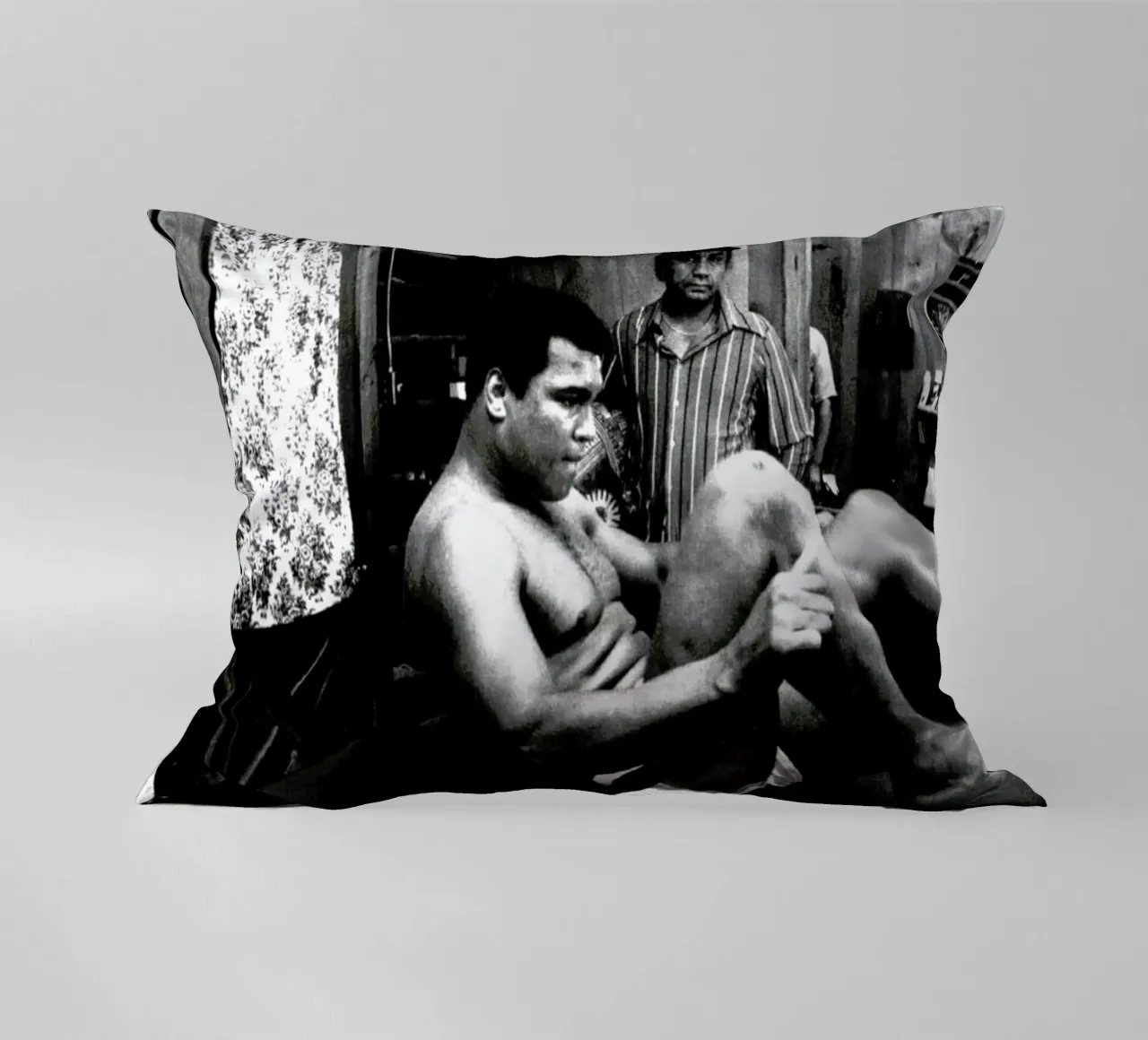 Muhammad Ali Exercising cuscino da Gallery Print and Art Limited